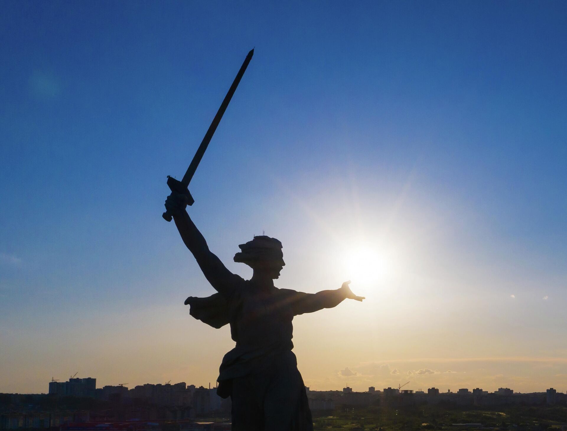 Монумент Родина-мать зовет! на Мамаевом кургане Монумент Родина-мать зовет! на Мамаевом кургане - РИА Новости, 1920, 08.12.2025