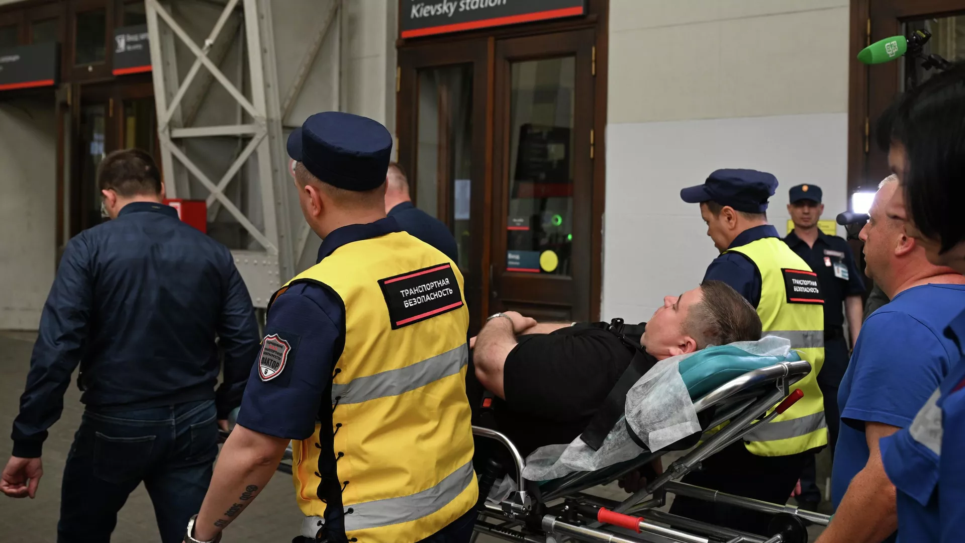 Медики на киевском вокзале в Москве перевозят на носилках пассажира, пострадавшего при обрушении моста в Брянской области на поезд Климов - Москва - РИА Новости, 1920, 01.06.2025