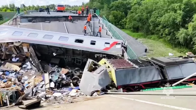 Аварийно-спасательные работы на месте обрушения моста в Брянской области