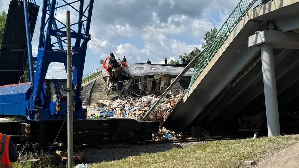 Один из вагонов поезда Климов - Москва, раздавленный обрушившимся мостом в Брянской области - РИА Новости, 1920, 01.06.2025