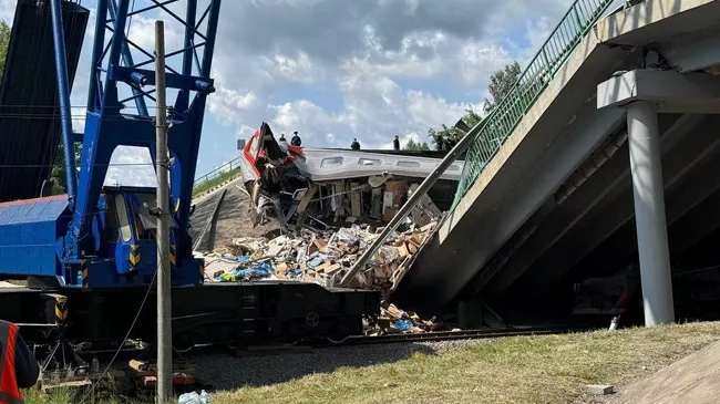 Один из вагонов поезда Климов - Москва, раздавленный обрушившимся мостом в Брянской области