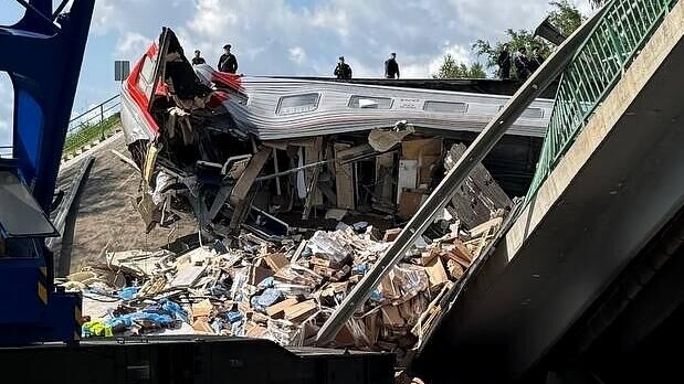Один из вагонов поезда Климов - Москва, раздавленный обрушившимся мостом в Брянской области Один из вагонов поезда Климов - Москва, раздавленный обрушившимся мостом в Брянской области - РИА Новости, 1920, 09.06.2025