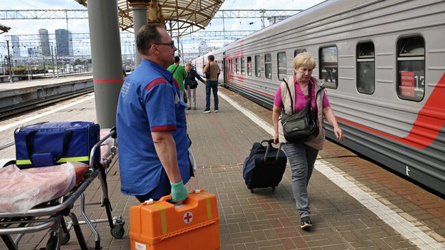 Медик на платформе Киевского вокзала в Москве у резервного поезда, доставившего пассажиров поезда Климов — Москва