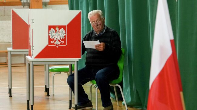 Голосование на избирательном участке во время второго тура президентских выборов в Польше. 1 июня 2025