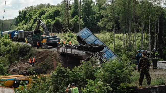 На месте обрушения железнодорожного моста на 48-м км трассы Тросна-Калиновка Железногорского района в Курской области