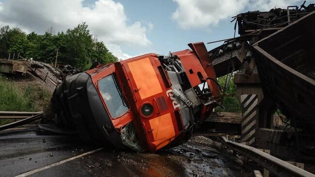 На месте обрушения железнодорожного моста на 48-м км трассы Тросна-Калиновка Железногорского района в Курской области