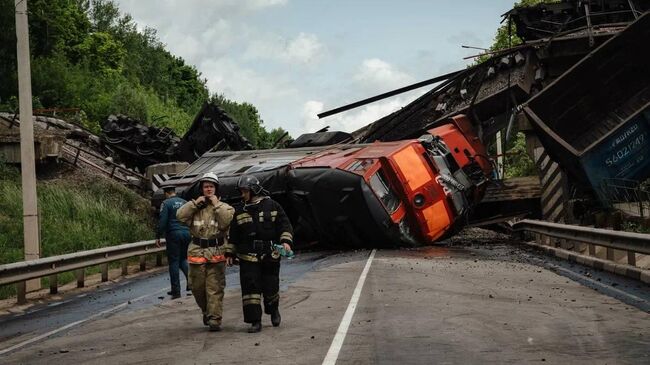 На месте обрушения железнодорожного моста на 48-м км трассы Тросна-Калиновка Железногорского района в Курской области