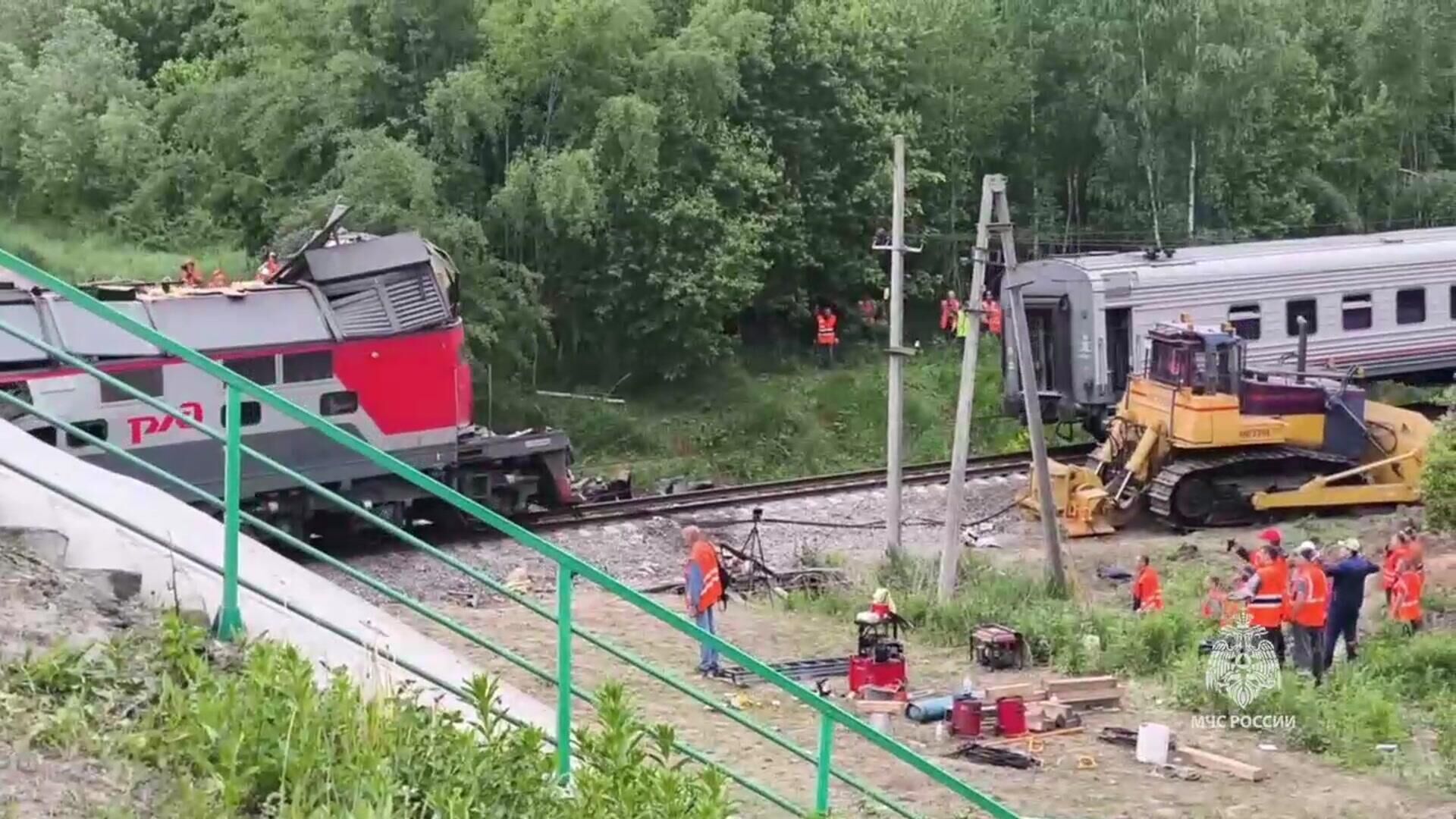 Начало работ по уборке вагонов с места обрушения моста на поезд в Брянской области - РИА Новости, 1920, 01.06.2025