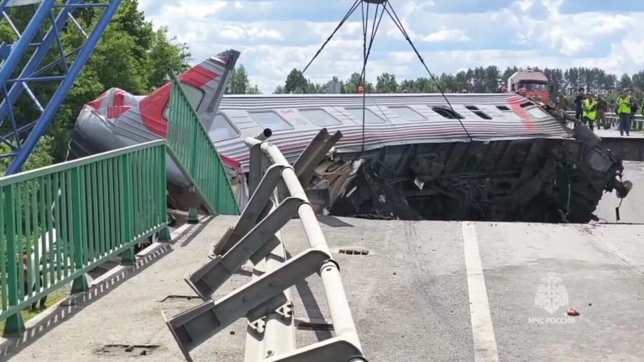 Аварийно-спасательные работы на месте обрушения моста в Брянской области - РИА Новости, 1920, 01.06.2025