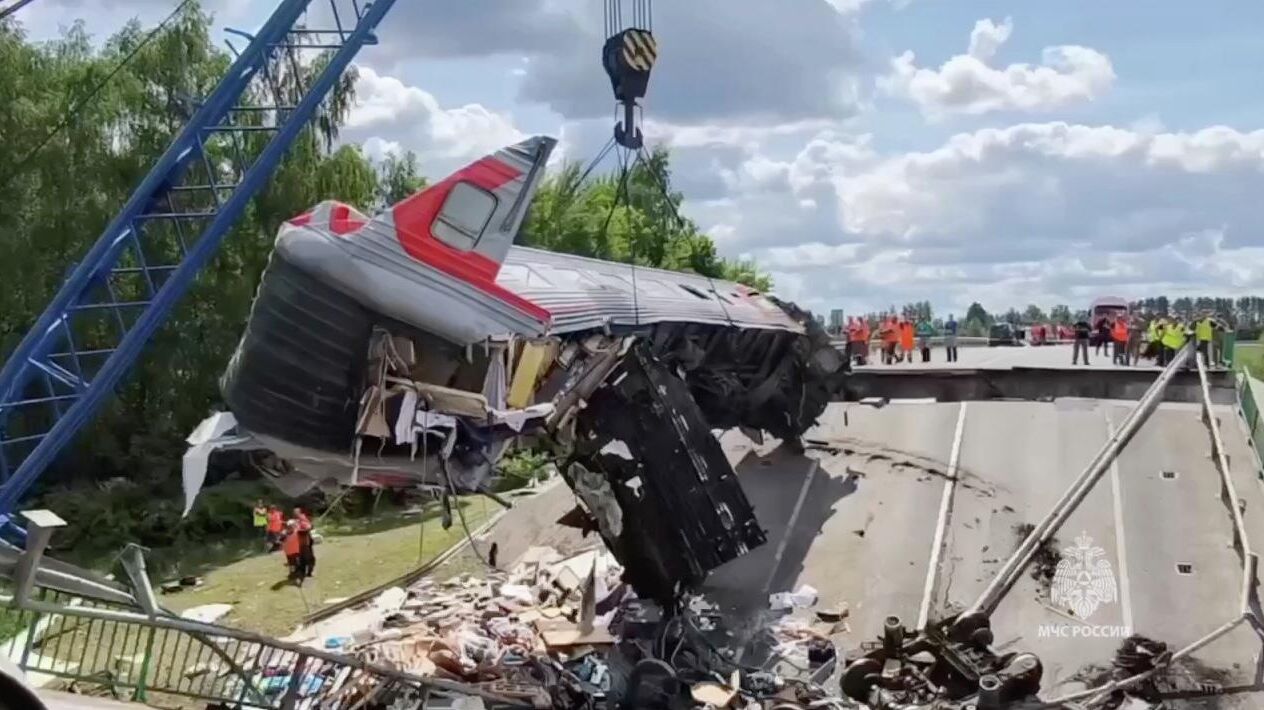 Аварийно-спасательные работы на месте обрушения моста в Брянской области - РИА Новости, 1920, 03.06.2025