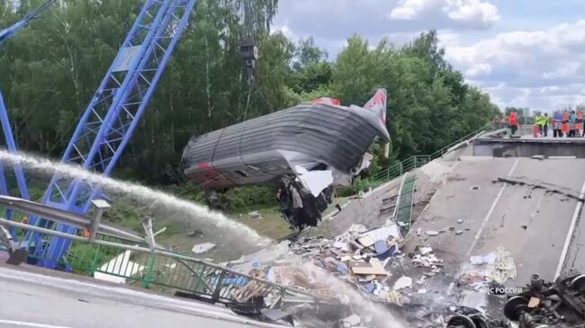 Аварийно-спасательные работы на месте обрушения моста в Брянской области