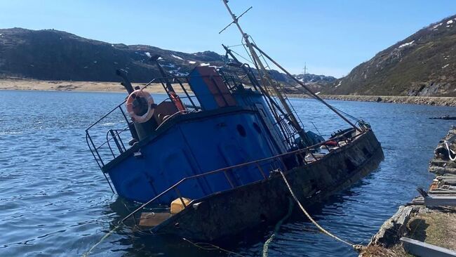 На месте частичного затопления судна у села Териберка Мурманской области