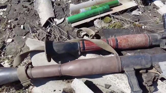 Схроны с оружием и боеприпасами натовского производства, обнаруженные сотрудниками Росгвардии в ЛНР