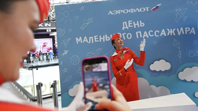Авиакомпания в этот день подготовила для юных пассажиров насыщенную развлекательную программу
