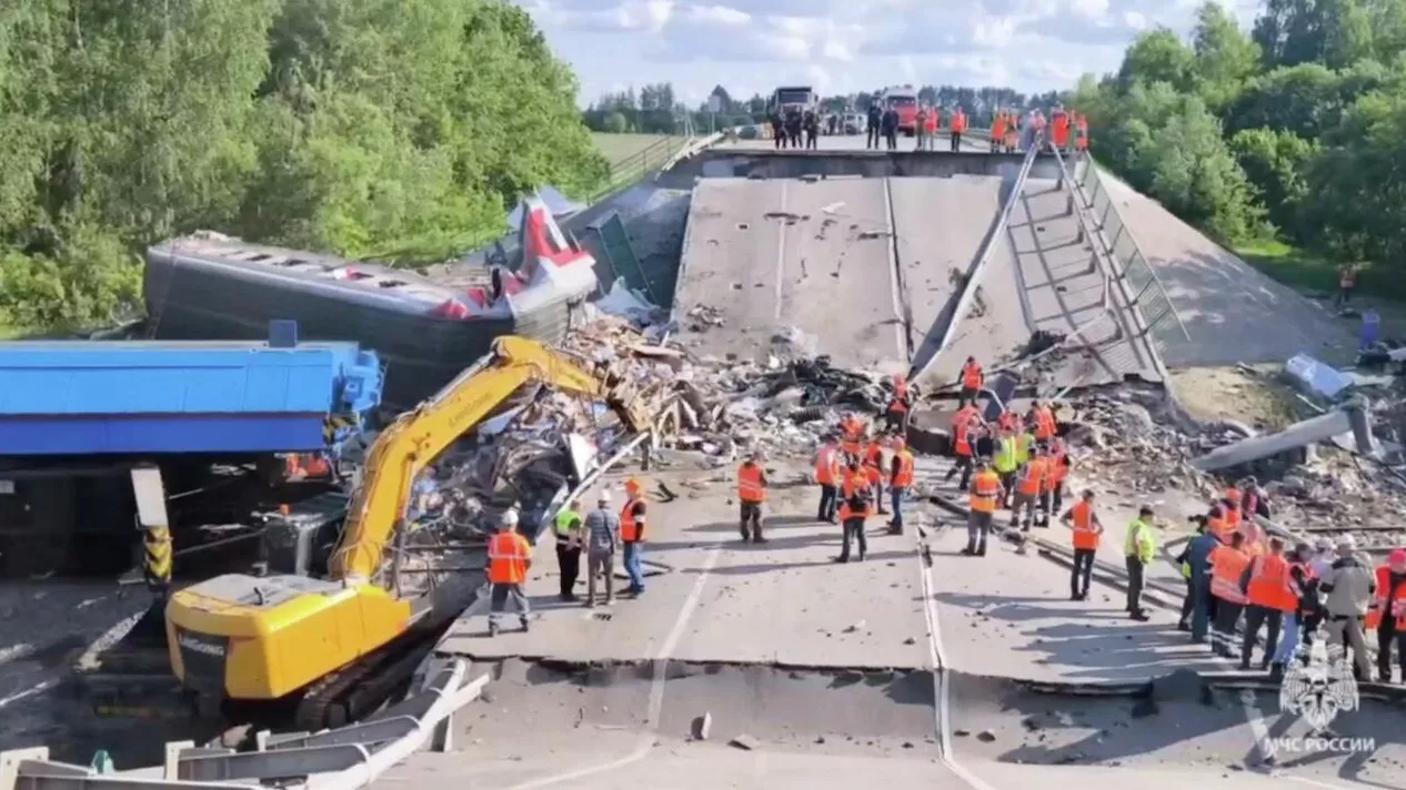 Аварийно-спасательные работы на месте обрушения моста в Брянской области - РИА Новости, 1920, 04.06.2025