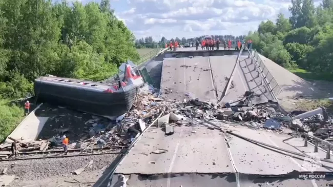 Аварийно-спасательные работы на месте обрушения моста в Брянской области
