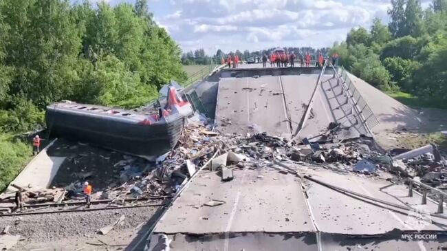 Аварийно-спасательные работы на месте обрушения моста в Брянской области Аварийно-спасательные работы на месте обрушения моста в Брянской области