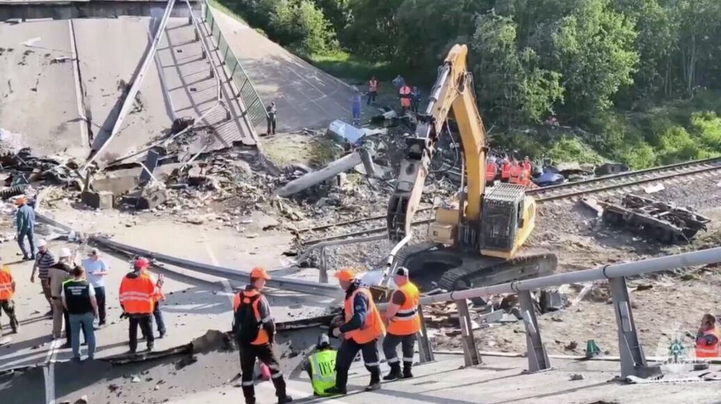 © МЧС России/Telegram<br>Аварийно-спасательные работы на месте обрушения моста в Брянской области
