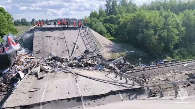 Аварийно-спасательные работы на месте обрушения моста в Брянской области