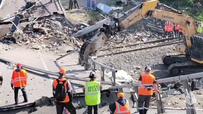 Аварийно-спасательные работы на месте обрушения моста в Брянской области