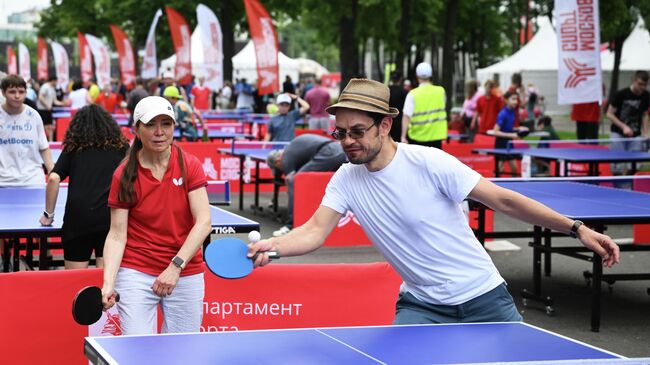 Участники турнира по настольному теннису в рамках Дня Московского спорта в Москве