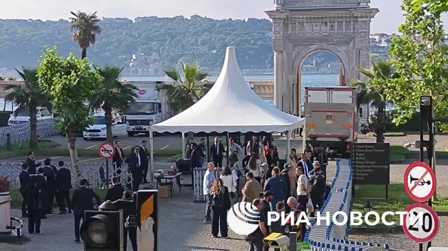 Служба безопасности около дворца Чираган в Стамбуле