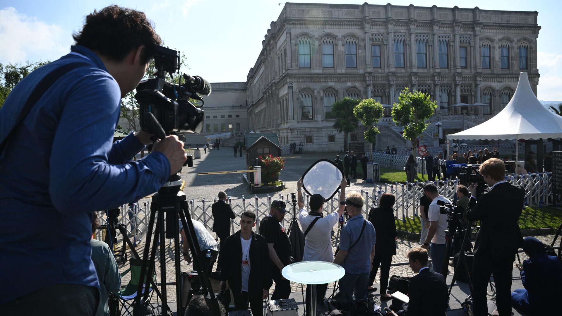 Журналисты у дворца Чираган в Стамбуле, где ожидается второй раунд переговоров России и Украины - РИА Новости, 1920, 02.06.2025