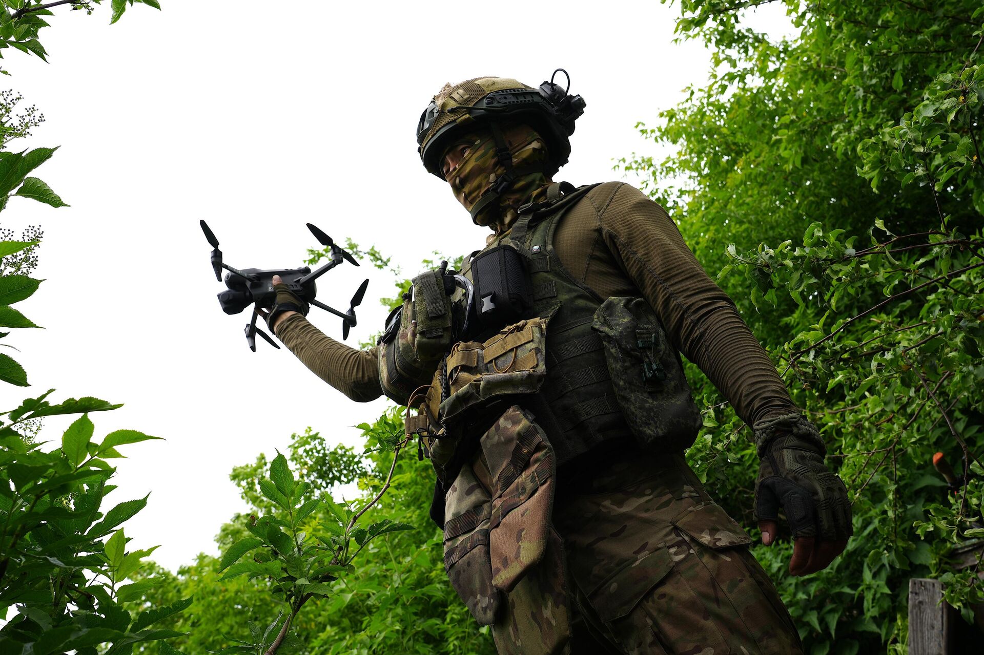 Боец расчета БПЛА готовит дрон к запуску Боец расчета БПЛА готовит дрон к запуску