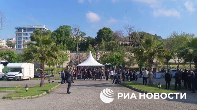 Журналистов после проверки служб безопасности начали впускать на территорию дворца в Стамбуле