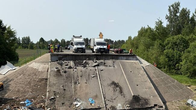 Специалисты устранют последствия обрушения моста в Выгоничском районе Брянской области