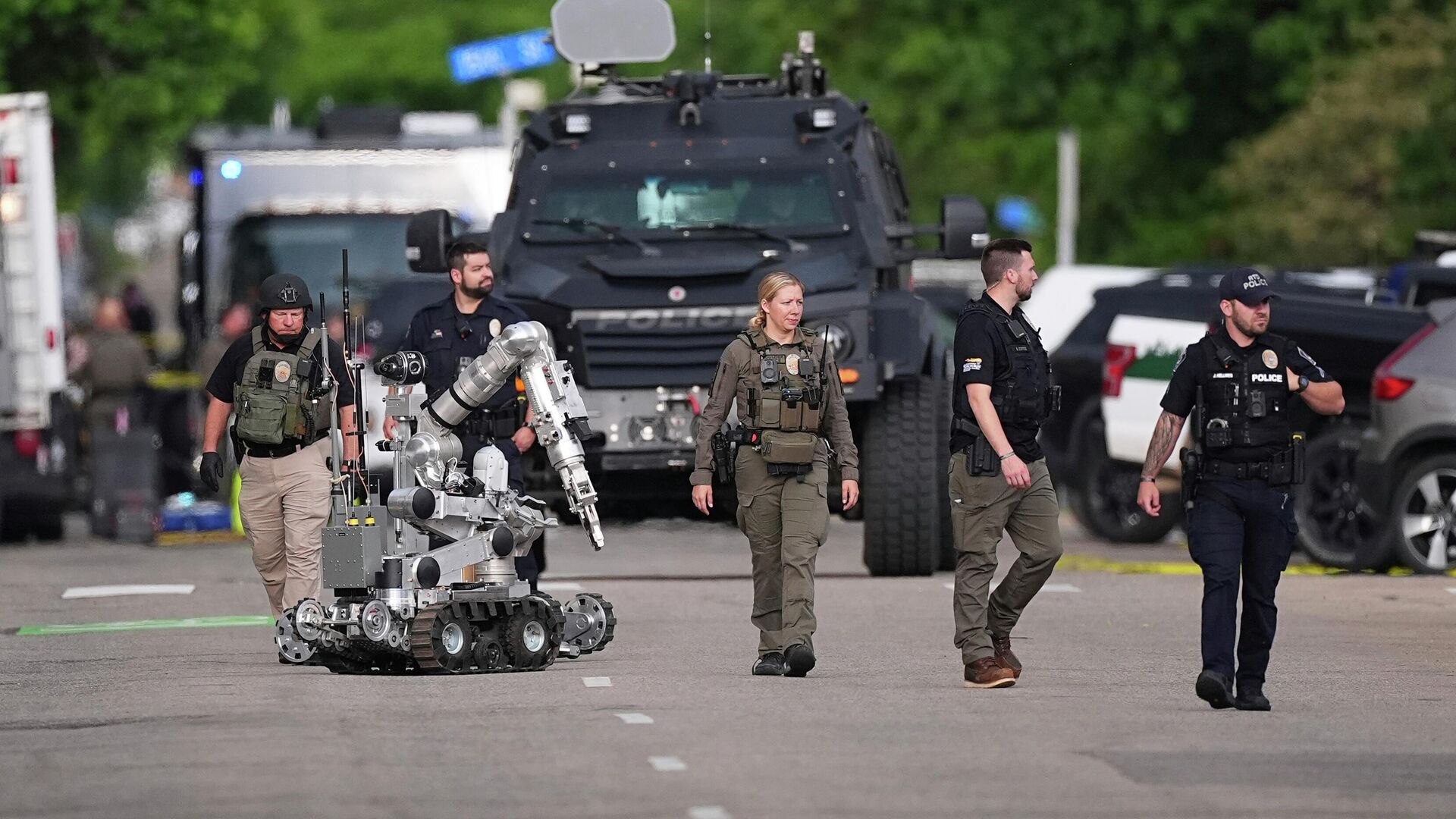 Сотрудники правоохранительных органов расследуют место нападения в Боулдере - РИА Новости, 1920, 02.06.2025