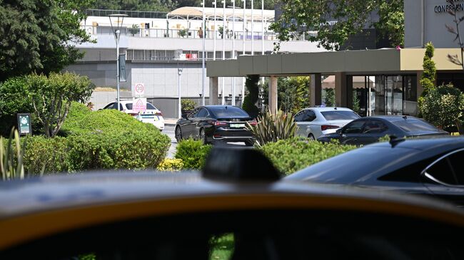 Российская делегация во главе с помощником президента России Владимиром Мединским покидает гостиницу в Стамбуле