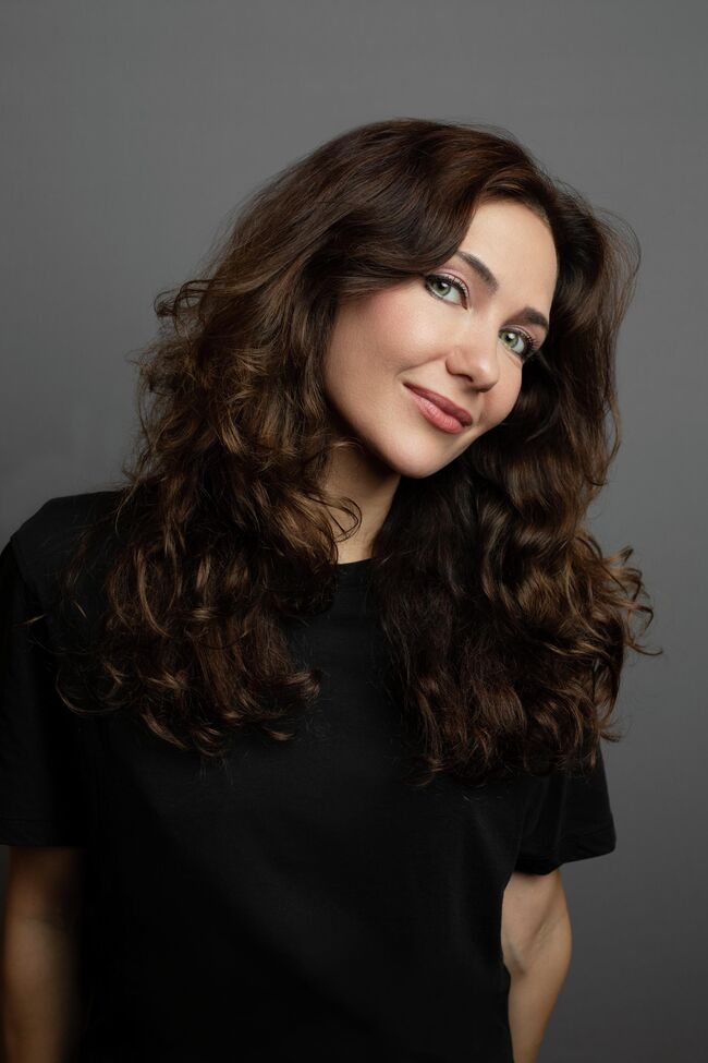 Қыз кискасымен таяқшаға отырады