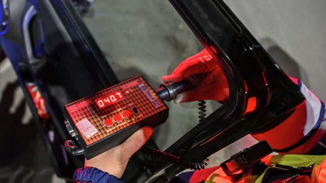 Замер уровня тонировки передних стекол автомобиля