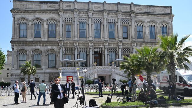 Обстановка у дворца Чираган в Стамбуле, где ожидается второй раунд переговоров России и Украины