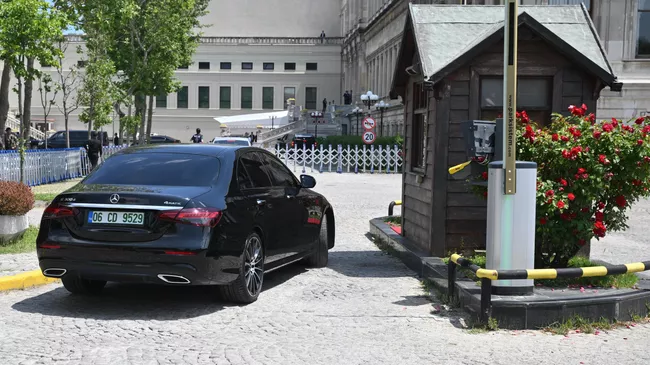 Автомобиль российской делегации заезжает на территорию дворца Чираган в Стамбуле перед началом второго раунда переговоров России и Украины