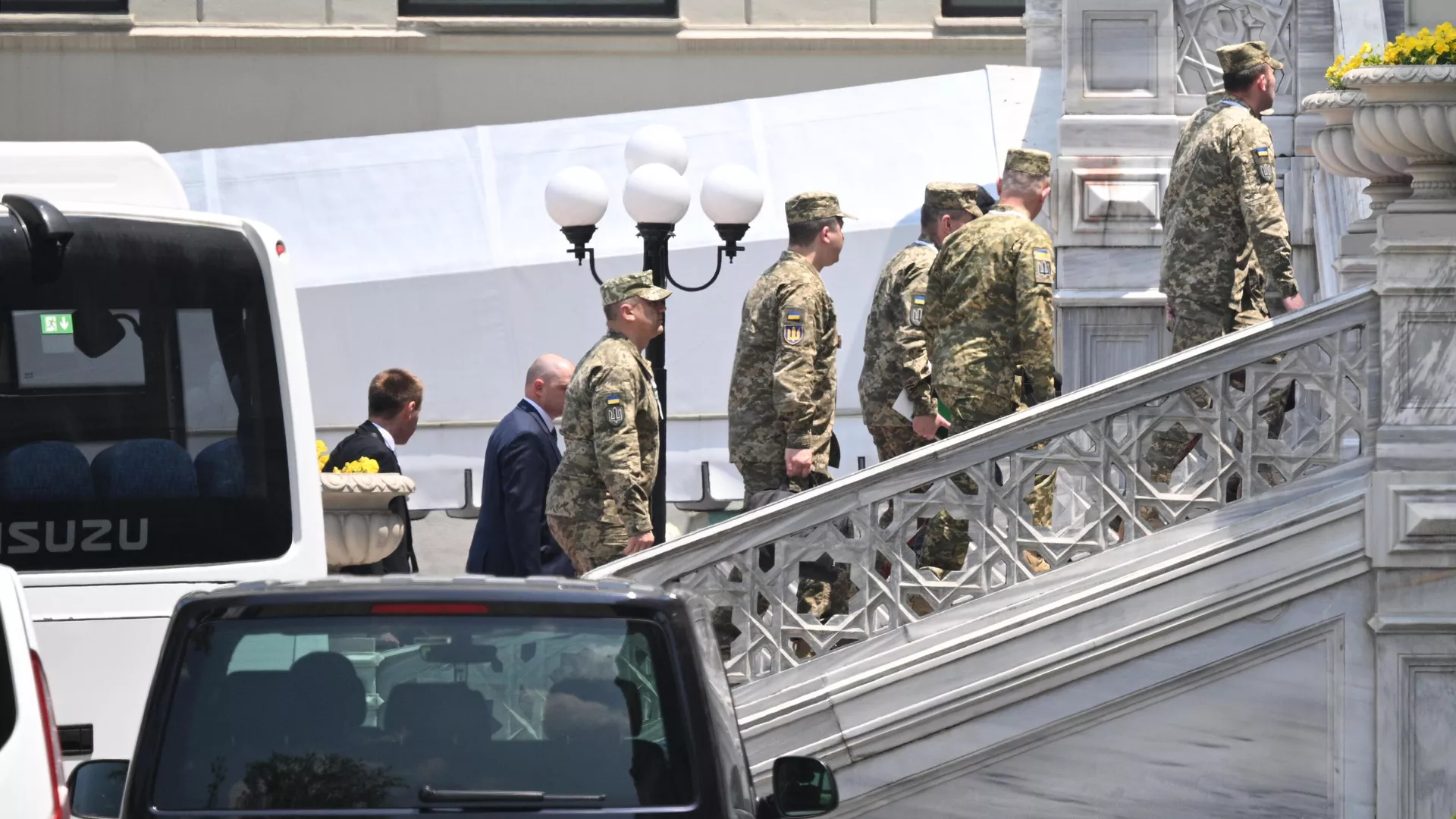 Члены украинской делегации на территории дворца Чираган в Стамбуле перед началом второго раунда переговоров России и Украины - РИА Новости, 1920, 02.06.2025