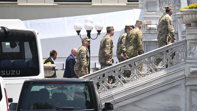 Члены украинской делегации на территории дворца Чираган в Стамбуле перед началом второго раунда переговоров России и Украины