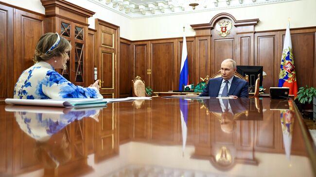 Президент РФ Владимир Путин и уполномоченный при президенте РФ по правам ребенка Мария Львова-Белова во время встречи