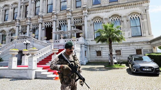 Сотрудник спецназа у дворца Чираган в Стамбуле перед началом второго раунда переговоров России и Украины. 2 июня 2025