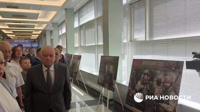 Выставка фотографий военных корреспондентов РИА Новости Дорогами СВО