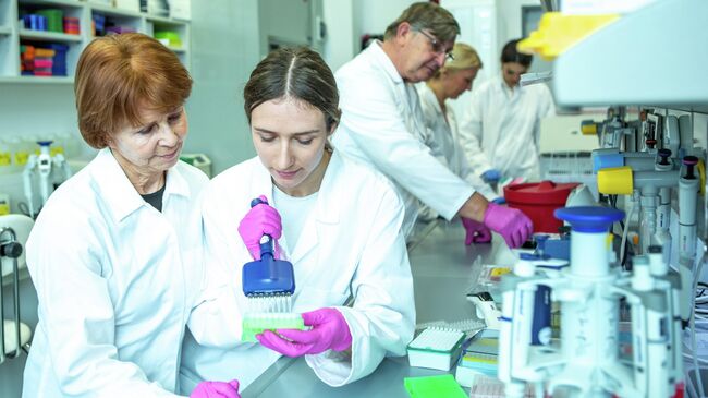 Ученые в лаборатории Ученые в лаборатории