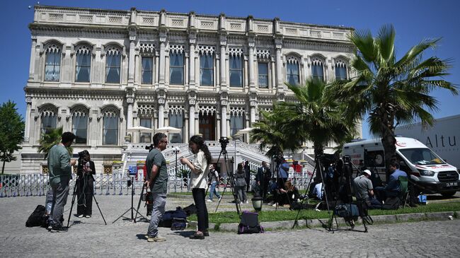 Журналисты у дворца Чираган в Стамбуле