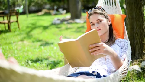 Девушка читает книгу