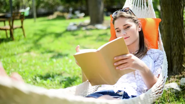 Девушка читает книгу