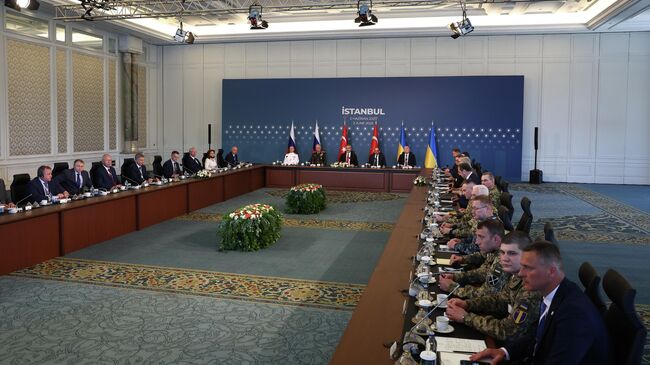 Переговоры между делегациями России и Украины во дворце Чираган в Стамбуле