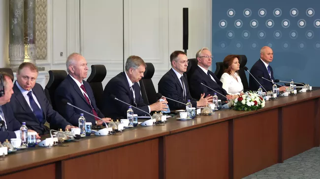 Помощник президента России Владимир Мединский на прямых переговорах между делегациями России и Украины во дворце Чираган в Стамбуле