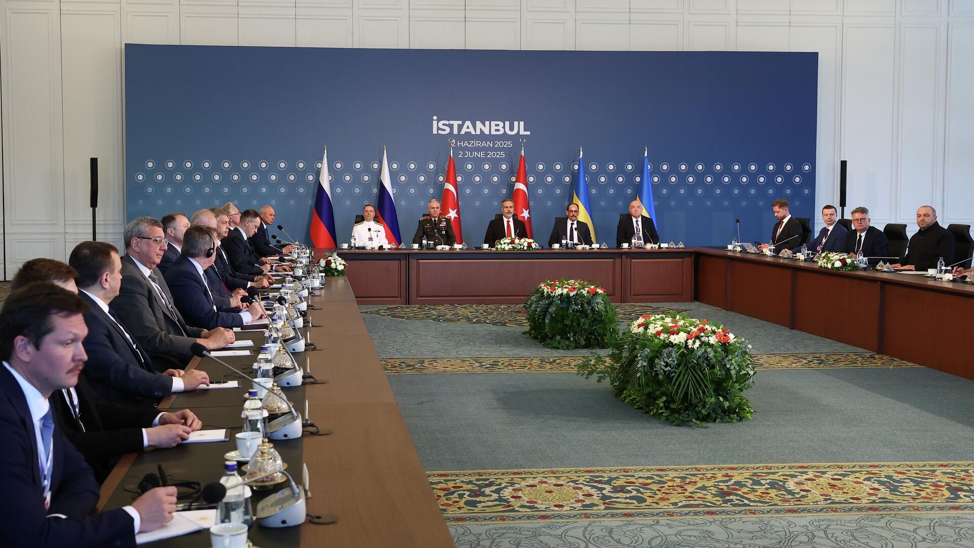 Прямые переговоры между делегациями России и Украины во дворце Чираган в Стамбуле - РИА Новости, 1920, 02.06.2025