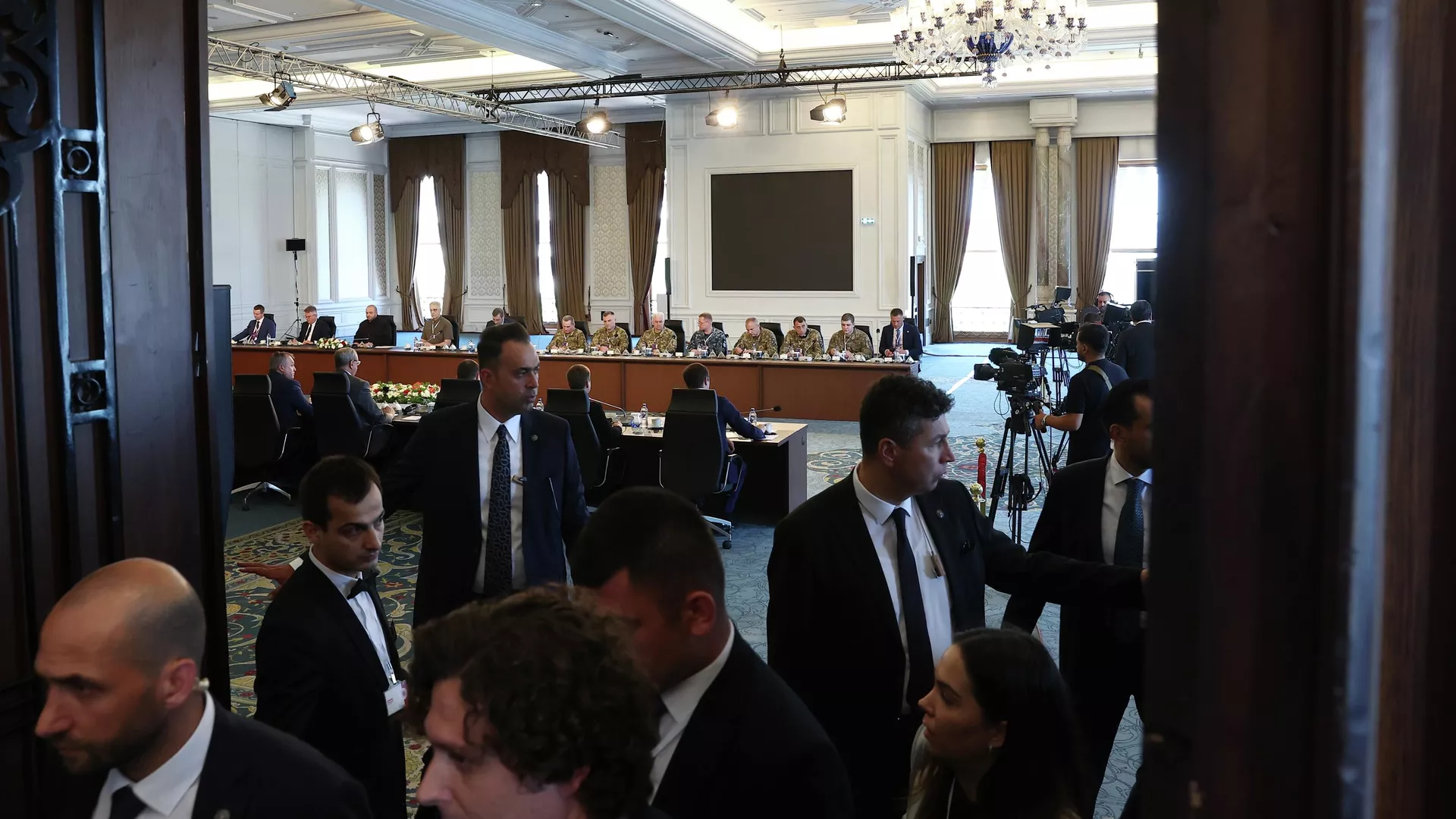 Прямые переговоры между делегациями России и Украины во дворце Чираган в Стамбуле - РИА Новости, 1920, 02.06.2025