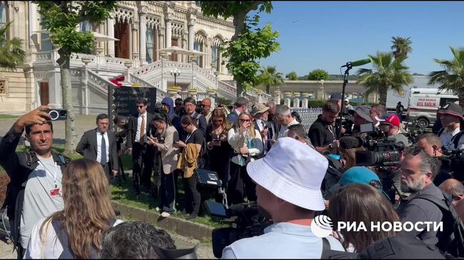 Журналисты в ожидании пресс-конференции российской делегации после завершившихся переговоров